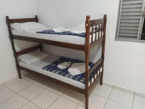 a couple of bunk beds in a room at Grandes Grupos Casa 2 in São Paulo