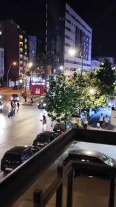 uma rua da cidade à noite com carros estacionados na rua em Ali's App Arts em Kenitra