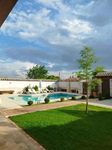 a courtyard with a swimming pool and a tree at Mi lugar favorito in Torrejón del Rey