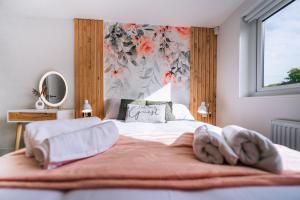 1 dormitorio con 1 cama con toallas en Luxurious 3 Bed Home, Free Parking en Mánchester