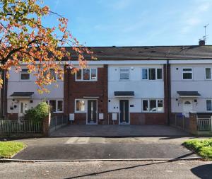 an exterior view of a house with a driveway at Luxurious 3 Bed Home, Free Parking in Manchester