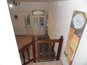 特雷維的住宿－La vecchia vite casa vacanze，一间设有楼梯的房间和一个带楼梯的走廊