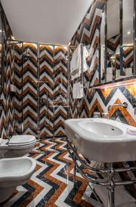 bagno con lavandino e servizi igienici di Hotel Calimala a Firenze
