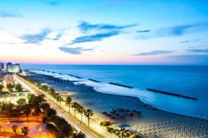a plane flying over a beach with the ocean at Appartamento in zona centrale DIMORA FIDUCIA in Pescara