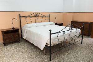 um quarto com uma cama e duas mesas de cabeceira em B&b Pozzi Dolci em Aradeo