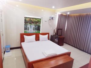 a bedroom with a bed and a window at KHÁCH SẠN CÚC PHƯƠNG in Dĩ An