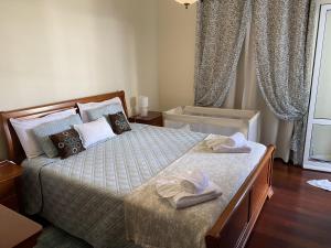 um quarto com 2 camas e toalhas em Smarts Apartment da Ajuda em Funchal