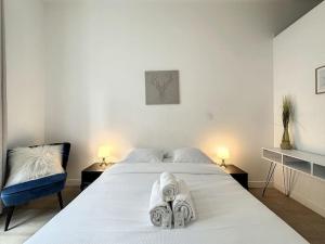 Tempat tidur dalam kamar di Cosy appart - lyon 6 - Gare Partdieu - Lafayette 1