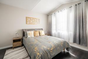 Säng eller sängar i ett rum på GLOBALSTAY Modern 3 Bedroom House in Brampton