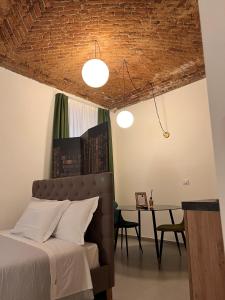 トリノにあるPorta Nuova Luxury Apartmentsのベッドルーム1室(ベッド1台、ダイニングテーブル付)
