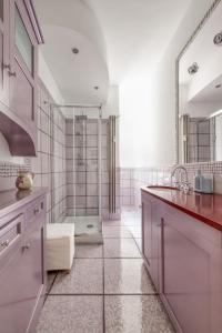 La grande salle de bains est pourvue d'une douche et d'un lavabo. dans l'établissement Vatican Museum Apartment - Zen Real Estate, à Rome