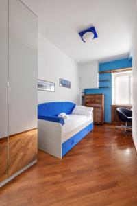 Un dormitorio con una cama azul y blanca y una silla en Vatican Museum Apartment - Zen Real Estate, en Roma