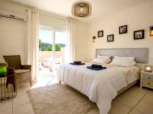een slaapkamer met een bed, een tafel en een raam bij Holiday Home Villa Passera by Interhome in Orba