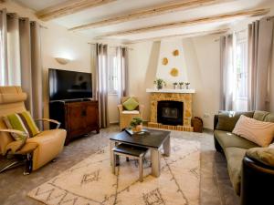 een woonkamer met een bank en een open haard bij Holiday Home Villa Passera by Interhome in Orba