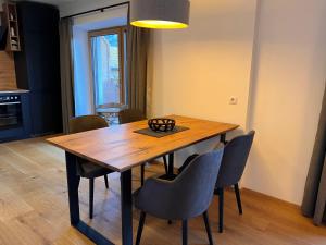 un tavolo da pranzo con sedie e una luce di Apartment Suprior Bergblick 06 by Interhome a Söll Altre 28 foto