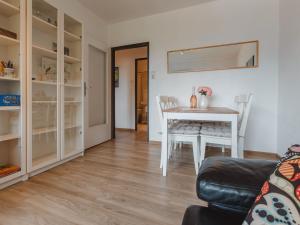 een woonkamer met een tafel en stoelen en een eetkamer bij Apartment Smilla by Interhome in Bad Gastein