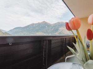 een balkon met uitzicht op de bergen en bloemen bij Apartment Smilla by Interhome in Bad Gastein