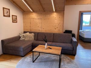 un soggiorno con un divano e un tavolo di Apartment Penthouse small 18 by Interhome a Söll Altre 32 foto