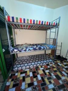 Al Waleed Boys Hostal tesisinde bir ranza yatağı veya ranza yatakları
