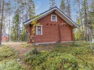 a log cabin in the middle of a forest at Holiday Home Kuukkelin tupa 1 by Interhome in Pyhätunturi