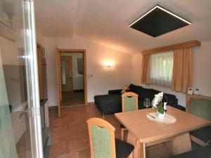 Posezení v ubytování Apartment Franz by Interhome
