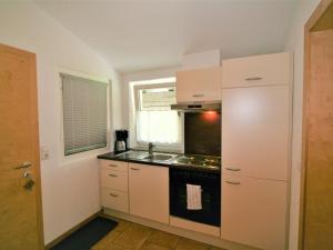 Kuchyň nebo kuchyňský kout v ubytování Apartment Franz by Interhome