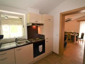 Kuchyň nebo kuchyňský kout v ubytování Apartment Franz by Interhome