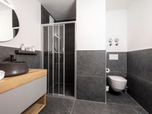Bilik mandi di Apartment Superior Bergblick 14 by Interhome
