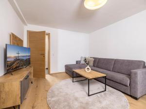 Televisyen dan/atau pusat hiburan di Apartment Superior Bergblick 14 by Interhome