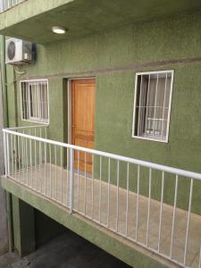 balcón de un edificio con puerta y ventanas en TAMBO LIBERTADOR, en San Juan