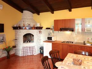 uma cozinha com um forno de tijolos e uma mesa em Holiday Home Milena - LBN354 by Interhome em Barban