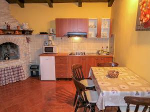 une cuisine avec une table et une cuisine avec une cheminée dans l'établissement Holiday Home Milena - LBN354 by Interhome, à Barban