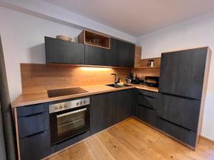 Dapur atau dapur kecil di Apartment Superior Bergblick 11 by Interhome
