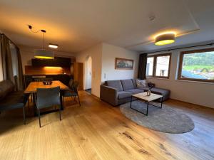 een woonkamer met een bank en een tafel bij Apartment Superior Bergblick 11 by Interhome in Söll +24 foto's