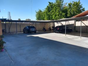 un estacionamiento con dos coches estacionados en un garaje en TAMBO LIBERTADOR, en San Juan 3 fotos más