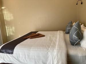 高蘭的住宿－Serene Lanta Resort，一张带两个枕头的床和一条毛巾