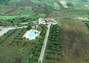 een luchtbeeld van een huis in het midden van een veld bij Fattoria Manostalla Villa Chiarelli in Balestrate