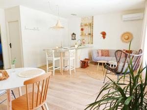eine Küche und ein Wohnzimmer mit einem Tisch und Stühlen in der Unterkunft Gîte *La Mariposa* Jacuzzi . Terrasse. Parking in Portel-des-Corbières