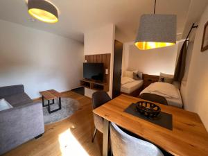 ゼルにあるApartment Kleines Bergblick 09 by Interhomeのダイニングテーブルとリビングルームのある部屋 +18枚の写真