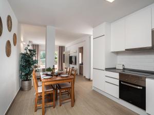 uma cozinha e sala de jantar com mesa e cadeiras em Apartment Sol de Marbella by Interhome em Marbella