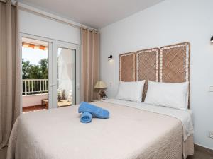 um quarto com uma cama com uma toalha azul em Apartment Sol de Marbella by Interhome em Marbella