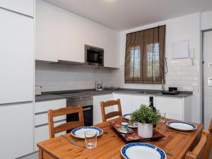 uma cozinha com uma mesa de madeira com placas em Apartment Sol de Marbella by Interhome em Marbella