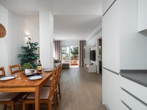 uma sala de jantar e sala de estar com mesa e cadeiras em Apartment Sol de Marbella by Interhome em Marbella