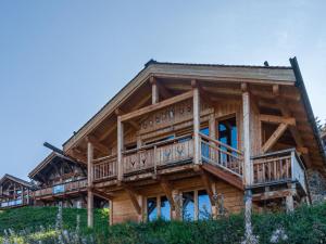Cabaña de madera con cubierta envolvente en Chalet Skyfall by Interhome, en Les Collons