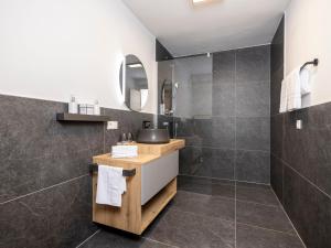 Un baño de Apartment Deluxe Bergblick 10 by Interhome