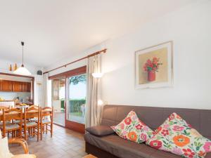 uma sala de estar com um sofá e uma sala de jantar em Apartment Melis II by Interhome em Pals