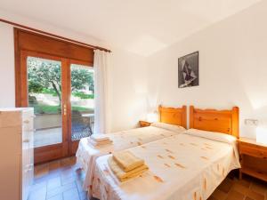 um quarto com uma cama com toalhas em Apartment Melis II by Interhome em Pals