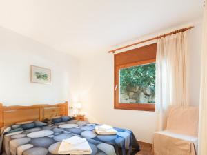 um quarto com uma cama grande e uma janela em Apartment Melis II by Interhome em Pals