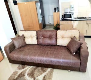 un divano marrone in soggiorno di Studioul de Vis a Braşov