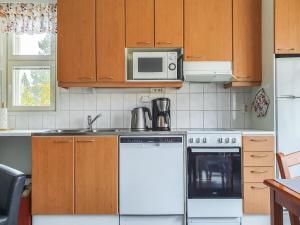 Kuchyň nebo kuchyňský kout v ubytování Holiday Home Moitakuru a6 by Interhome